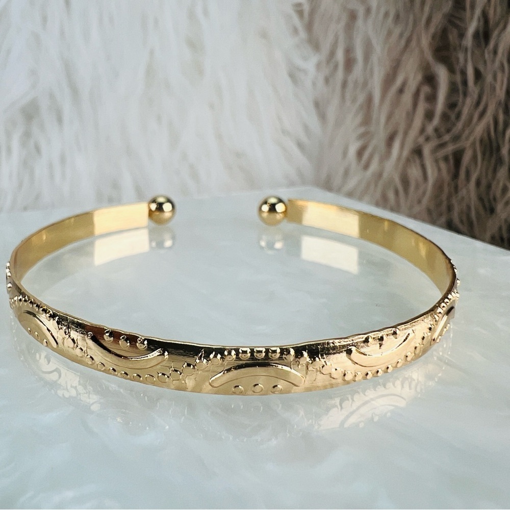 Beautiful Goldtone stackable cuff Bangle Bracelet - Picture 10 of 15